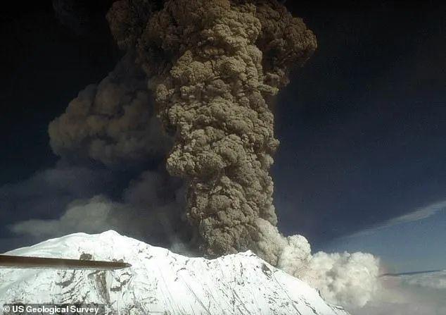 大型火山可能近期爆发当地居民抢购口罩凯发k8登录5000年未爆发！美国(图3)